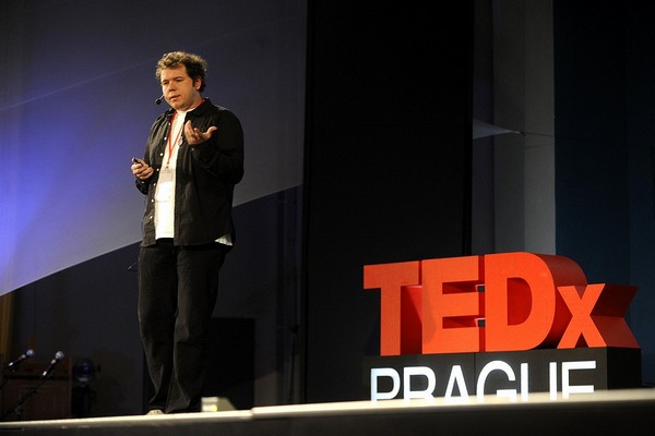 Roman Neruda přednáší o neuronových sítích a evolučních algoritmech.