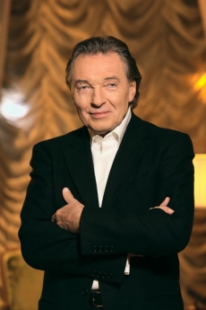 Zlatý slavík rozsvítí strom na Staroměstském náměstí.