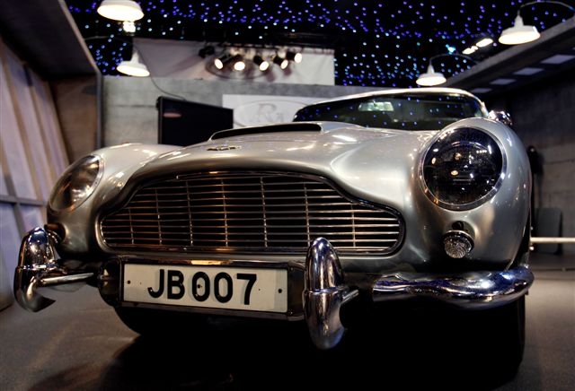 Bondův slavný Aston Martin DB5 nedávno také měnil majitele. 