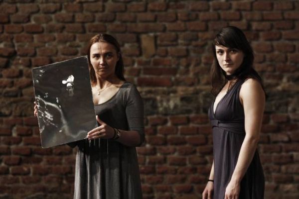Apolena Veldová a Iris Kristeková jako tajemné ženy.