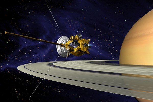 Saturn a jeho měsíce zkoumá sonda Cassini.