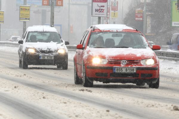 Mít čisté čelní sklo, to je jedna ze zásadních podmínek bezpečného provozu v zimě.