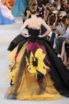 Jeden z neotřelých modelů Johna Galliana.