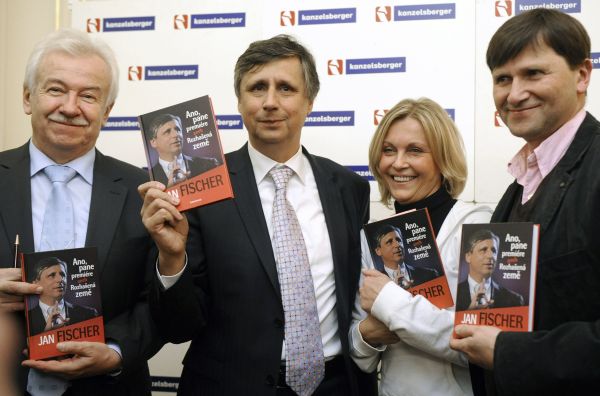 Jan Fischer představil své pameti. Kmotry knihy byli (zleva) rektor VŠE Richard Hindels a herci Miluše Šplechtová a Jan Hrušínský.