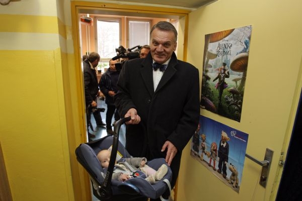 K volbám přišel Svoboda se svojí vnučkou Johankou.