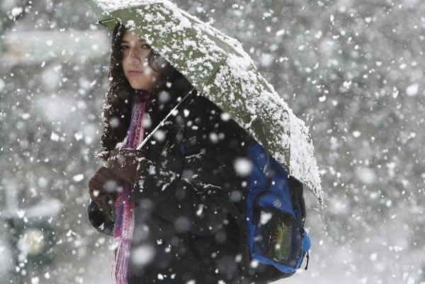 Meteorologové očekávají, že do pondělního rána napadne pět až dvacet centimetrů sněhu (ilustrační foto).