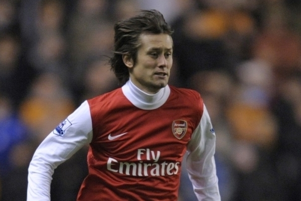 Tomáš Rosický pomohl Arsenalu k vítězství 4:2 na Aston Ville.