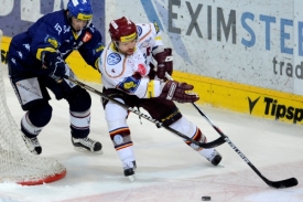 Michal Broš (vpravo) v utkání s Vítkovicemi.