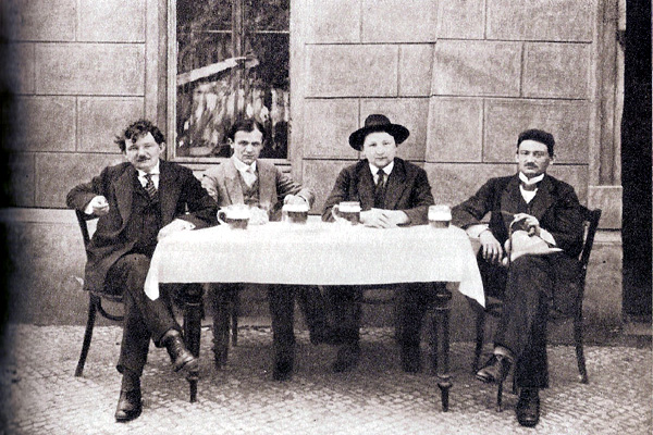 Kam asi půjde na Štědrý večer do hospody spisovatel Jaroslav Hašek (druhý zprava)? Jak známo, i když místodržitelství nařizuje zavřít hospody již v pět odpoledne, zákony v Česku jsou od toho, aby se obcházely. 