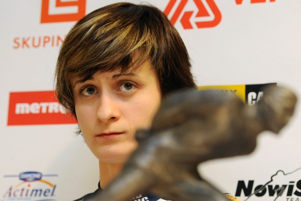 Martina Sáblíková v Praze představila sošku rychlobruslařského Oscara.
