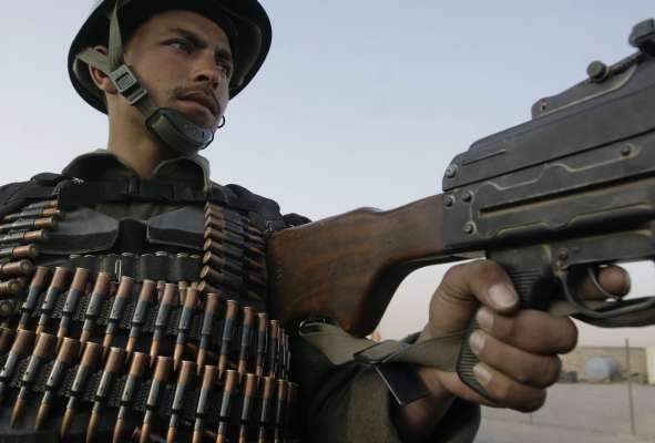 Afghánský policista. Většinou negramotný a málo placený. 
