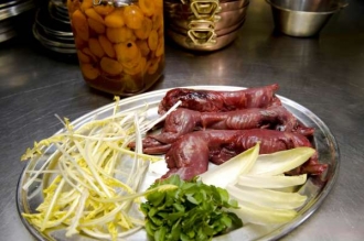 Veverčí masíčko nabízené v londýnské restauraci. Mňam. 
