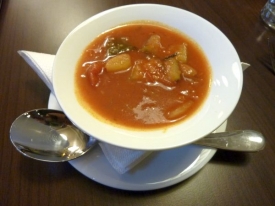 Polévka ropa vieja z denního menu.