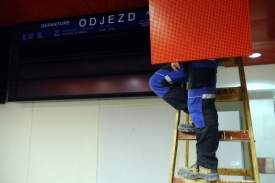Dělníci na hlavním nádraží dokončují poslední práce.
