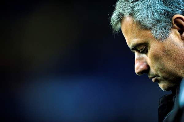 José Mourinho musel sledovat krutou porážku od Barcelony.