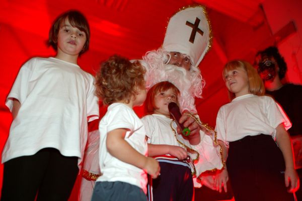 Takhle je to špatně. Mikuláš by neměl mít žádnou masku a umělé vousy. Jeho kostým by se měl skládat ze slavnostní řízy, mitry a biskupské hole. Má prý připomínat významného biskupa, ne nebeskou bytost (ilustrační foto).