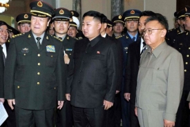 Čínská vojenská delegace na návštěvě KLDR. Vpravo severokorejský vůdce Kim Čong-il, uprostřed jeho syn a následník Kim Čong-un.