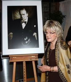 Vlasta Chramostová jako Winston Churchill.