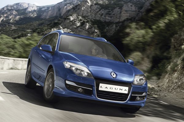 Renault Laguna dostal po inovaci energičtěji vypadající přední část. Renault Laguna dostal po inovaci energičtěji vypadající přední část.