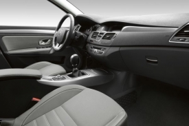 Prostorný interiér, u Renaultu Laguna nic nového.