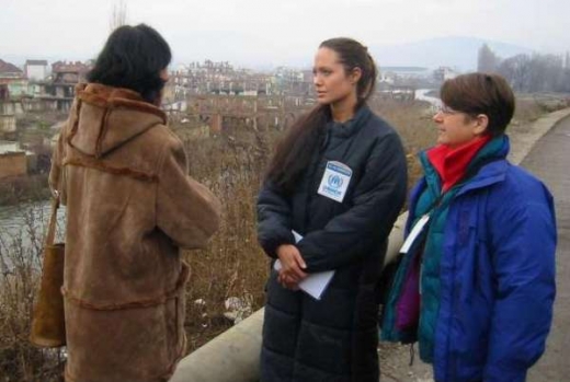 Herečka na Balkáně. Angelina Jolie a UNHCR v kosovské Mitrovici.