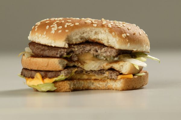 Maso a hamburgery prý jedí raději muži.