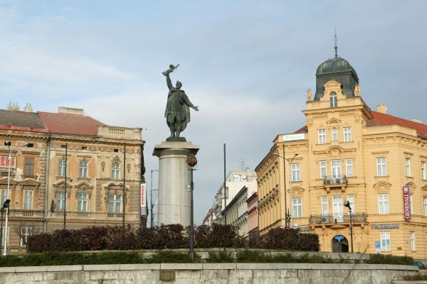 Extajemník je obviněn z toho, že firmám zajišťoval lukartivní prodej pozemků ve Znojmě. Extajemník je obviněn z toho, že firmám zajišťoval lukartivní prodej pozemků ve Znojmě.