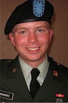 Vojín Bradley Manning.