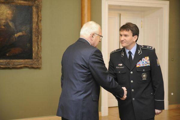 Policejní prezident by proti své vůli mohl přijít o funkci jen díky těhotenství. 