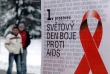 Symbol s červenou mašlí se objevil i na plakátech v ulicích Prahy. (Foto: ČTK)