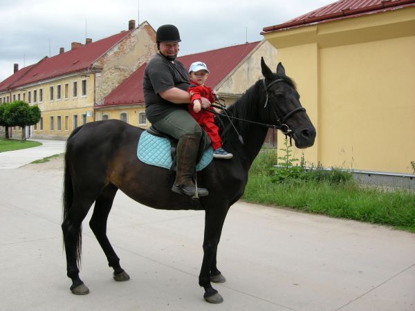 Miroslav Petráň s vnukem na své klisně Pohodě.