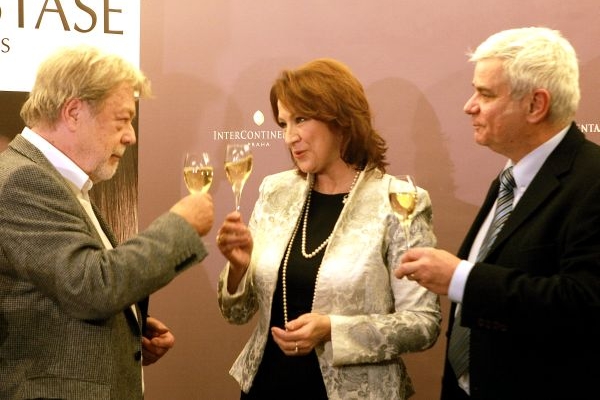 Jan Kanyza, Zlata Adamovská a Petr Štěpánek (vpravo).