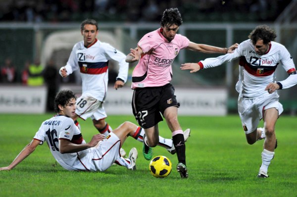Javier Pastore (v růžovém) utíká hráčům Janova.