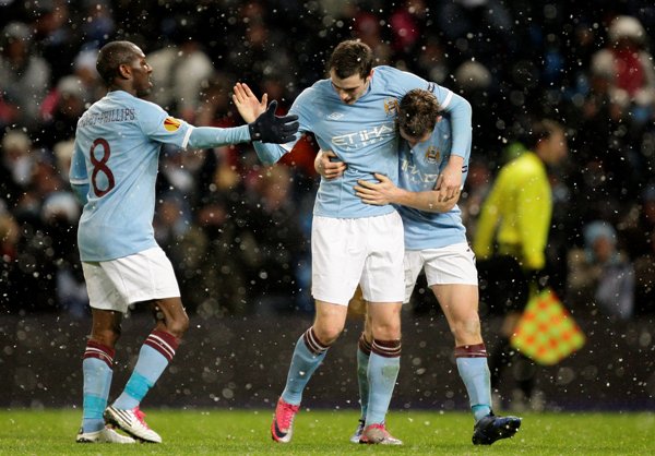 Hráči Manchesteru City se radují ze vstřelení gólu.