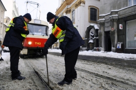 Problémy v dopravě se dotkly i tramvají v Praze. Kvůli zamrzlým výhybkám nabírala řada z nich zpoždění. 