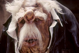 Vogon ze Stopařova průvodce po galaxii právě oznámil lidstvu, že Země bude zničena.