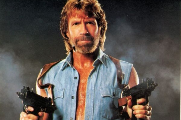 Chuck Norris se zařadil vedle Justina Biebera a Lady Gaga.