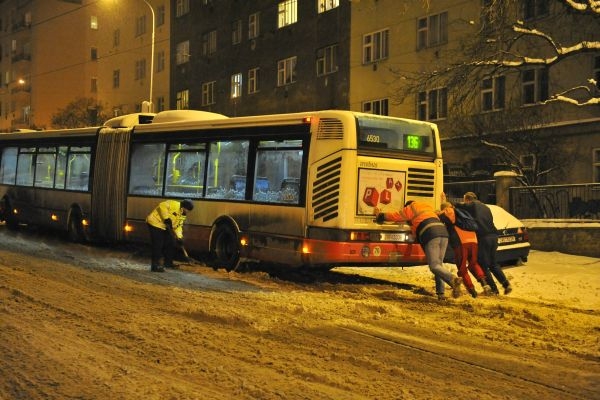 Včera večer v Praze musely být dokonce některé z autobusů MHD vyprošťovány.