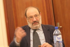 Umberto Eco zpochybňuje práci ambasád.