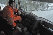 Řidič Správy a údržby silnic Jihlava Zdeněk Hašek se sypacím vozem u obce Rounek na Jihlavsku.  