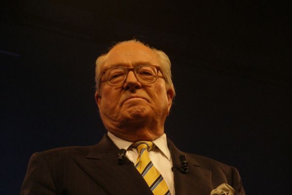 Jean-Marie Le Pen unikl trestu za kontroverzní kampaň.