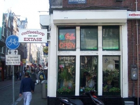 Coffeeshop v Amsterdamu.