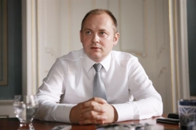 Michal Hašek si osobní útoky nenechá líbit, preferuje ale souboj vizí.