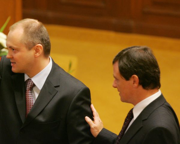 Napjatý vztah teď mezi sebou mají Michal Hašek a David Rath. Napjatý vztah teď mezi sebou mají Michal Hašek a David Rath.