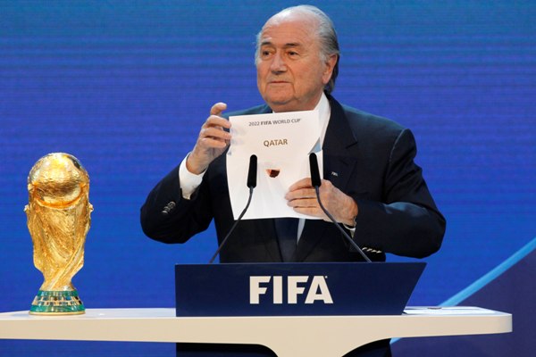 Šéf FIFA Sepp Blatter oznamuje vítězství Kataru.