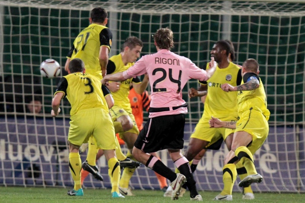 Rigoni střílí první gól Palerma.