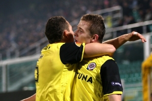 Gólový střelec Juraj Kucka (vpravo) v objetí s Jakubem Podaným.