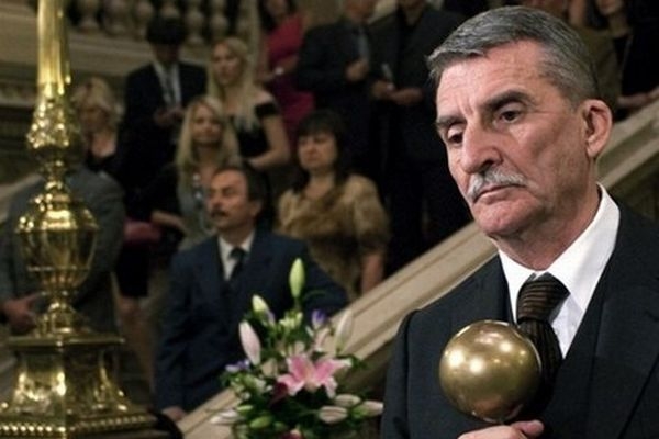 Martin Huba ve filmu Kawasakiho růže.