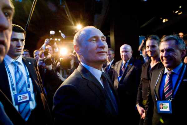 Ruský prezident Vladimir Putin se raduje z volby Ruska.