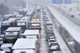 Nekonečné šňůry aut byly na dálnicích zatarasených haváriemi či kamiony.